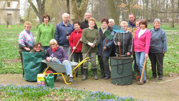 Mitglieder des Heimatverein beim Parkputz 2013